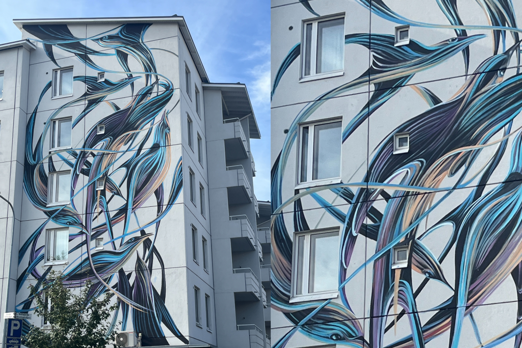 Pantónion muraalissa on lintuja, jotka on maalattu eloisin värein ja muodoin.