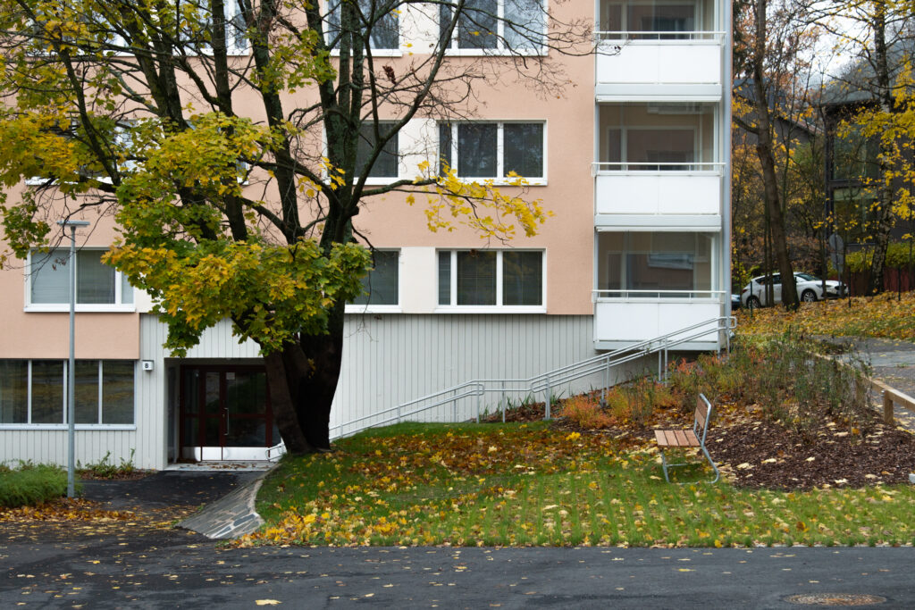 Kerrostalon alimpia kerroksia ja pihaa.