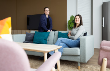 Hanna Härkönen ja Annika Voutilainen kerhohuoneella sohvan ympärillä.