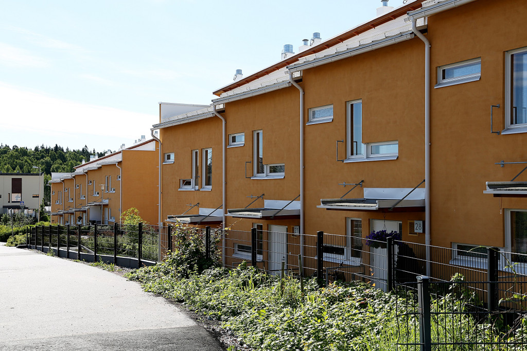 The Heka location at Fallpakantie 5 in Puotila. It is a dark yellow terraced house property.