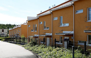 The Heka location at Fallpakantie 5 in Puotila. It is a dark yellow terraced house property.