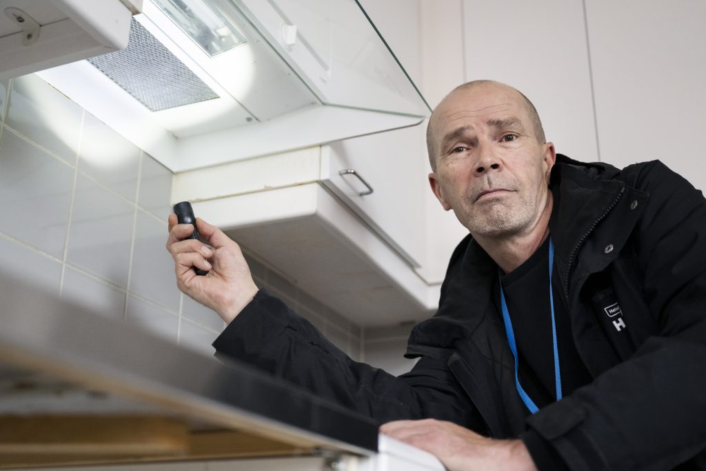 Markku Pitkänen osoittaa taskulampulla liesituuletinta.