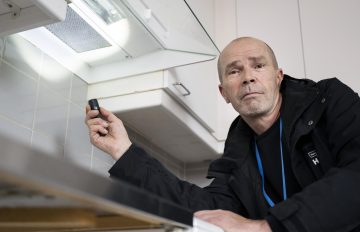 Markku Pitkänen osoittaa taskulampulla liesituuletinta.