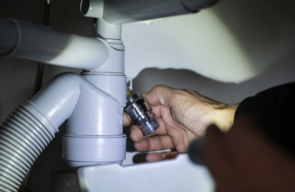 Kuvassa on lavuaarin hajulukko ja putkia.