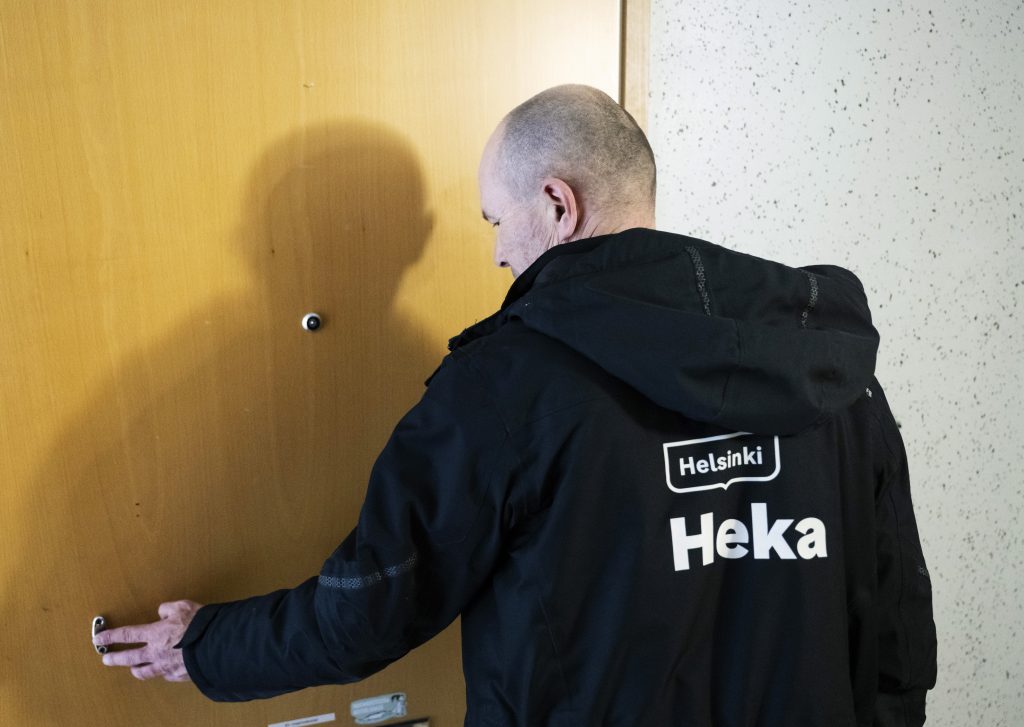 Markku Pitkänen sulkee ovea. Hänen hupparinsa selässä lukee Heka.