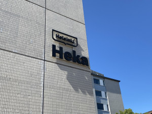 Hekan toimistotalon ulkoseinä, jossa Hekan tunnus.