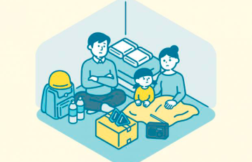 Kaksi aikuista ja lapsi istuvat lattialla. Ympärillä kotivaratarvikkeita. Kuvituskuva.