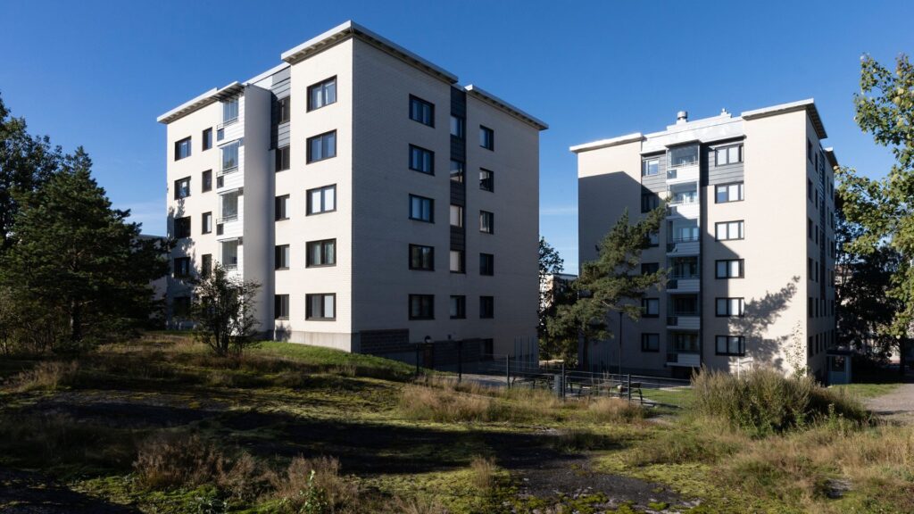 Juhana-herttuan tie 7 -kohteen taloja. Kuvan etualalla näkyy myös luontoa, joka alkaa kohteen takapihalta.