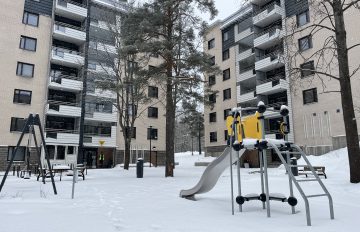 Juhana-herttuan_tie_11_leikkipihaa_ja_taloja_vaaka