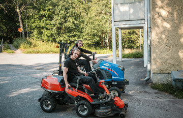 Atte Railo ja Ola Kuutamo ovat päältä ajettavissa ruohonleikkuukoneissa.