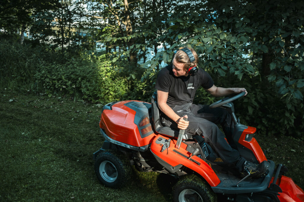 Hekan kesätyöntekijä tekee pihatöitä.