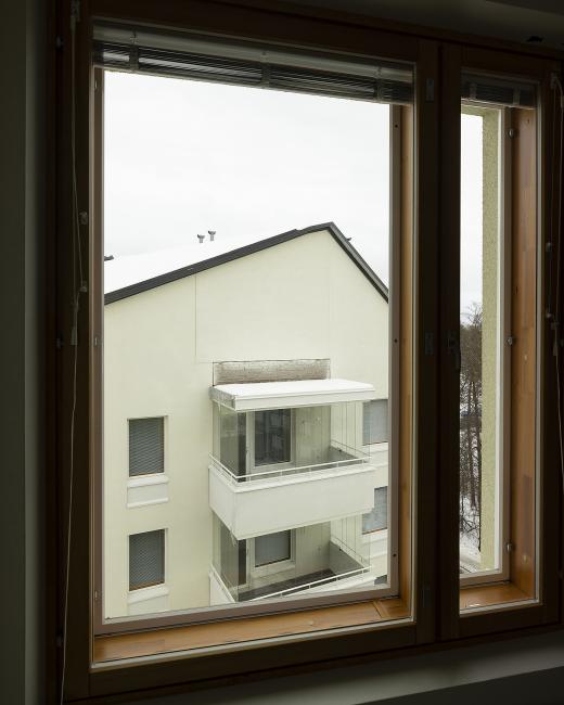 Näkymä ulos ikkunasta: vastapäisen kerrostalon parvekkeita.