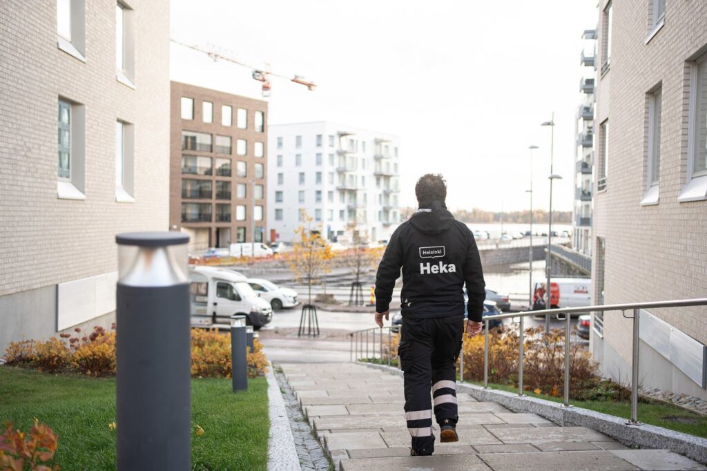 Hekan huoltohenkilö kävelee kohteella.
