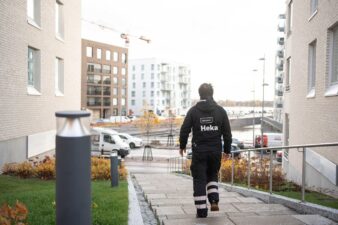 Hekan huoltohenkilö kävelee kohteella.