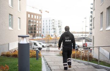 Hekan huoltohenkilö kävelee kohteella.