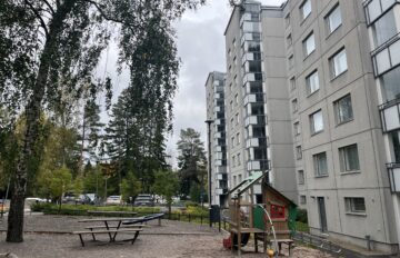 Kontulankaari_11_leikkipihaa_ja_taloa