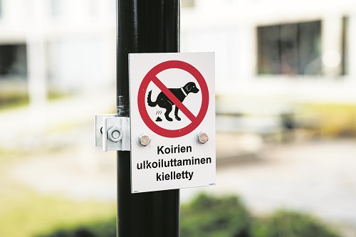 Skylt där det står "Utevistelse för hundar förbjuden"