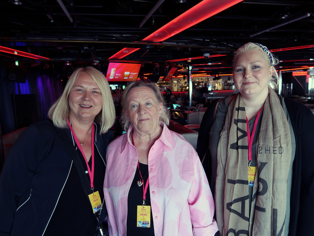 Päivi Jokinen, Anne Vartio ja Noora Isoniemi yhteiskuvassa.