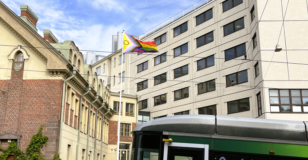 Pride-lippu heiluu tuulessa Hekan toimiston pihalla Alppilassa.