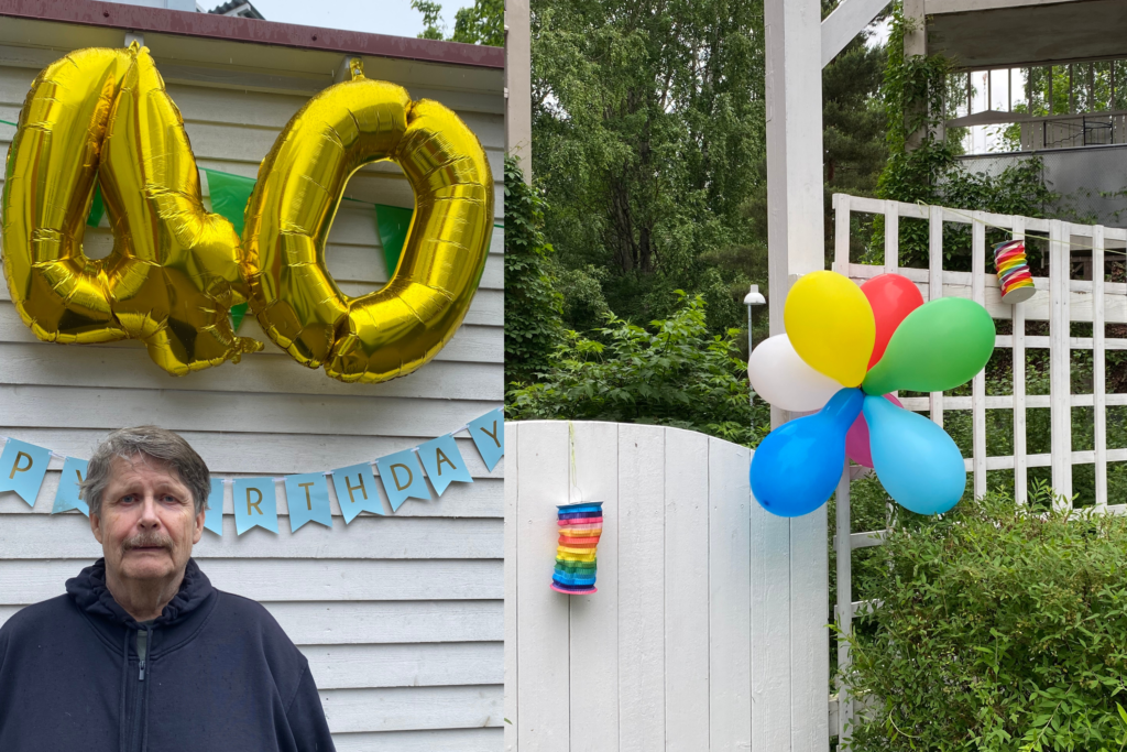 Rahakamarinkatu 6:n pihajuhlan koristeluja. Kultaiset numeropallot muodostavat luvun 40, ja pihalla on värikkäitä ilmapalloja sekä juhlakoristeita.