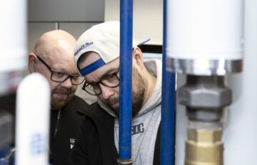 Hekan huollon työntekijä Kari Lundberg ja RAU-valvoja Mika Ringborg näkyvät putkistojen takaa.