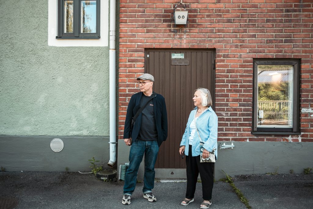 Ritva Nikola ja Juha Kesänen seisovat rappu ö ö:n edessä.