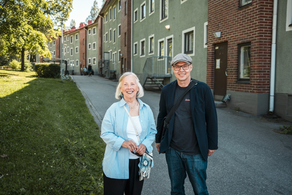 Ritva Nikola ja Juha Kesänen seisovat vihreän talon edessä Helsingin Siilitiellä.