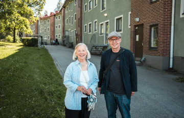 Ritva Nikola ja Juha Kesänen seisovat vihreän talon edessä Helsingin Siilitiellä.