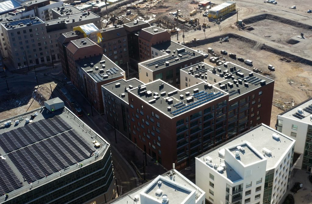 Heka-taloja kuvattuna ylhäältäpäin. Katoilla on aurinkopaneeleita.