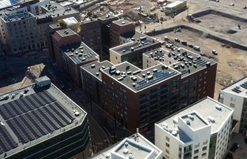 Heka-taloja kuvattuna ylhäältäpäin. Katoilla on aurinkopaneeleita.