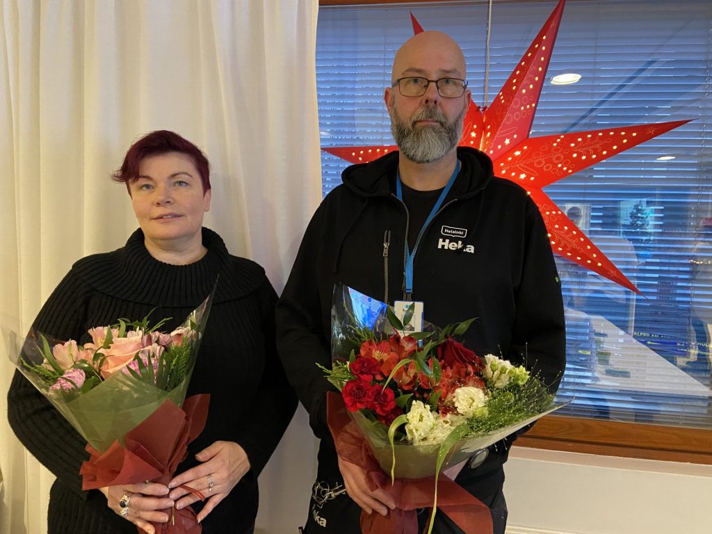 Veera Brändholm ja Petteri Lindberg käsissään kukkakimput.