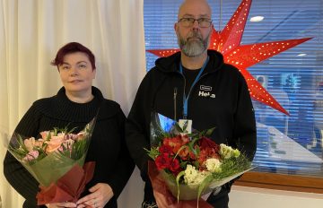 Veera Brändholm ja Petteri Lindberg käsissään kukkakimput.