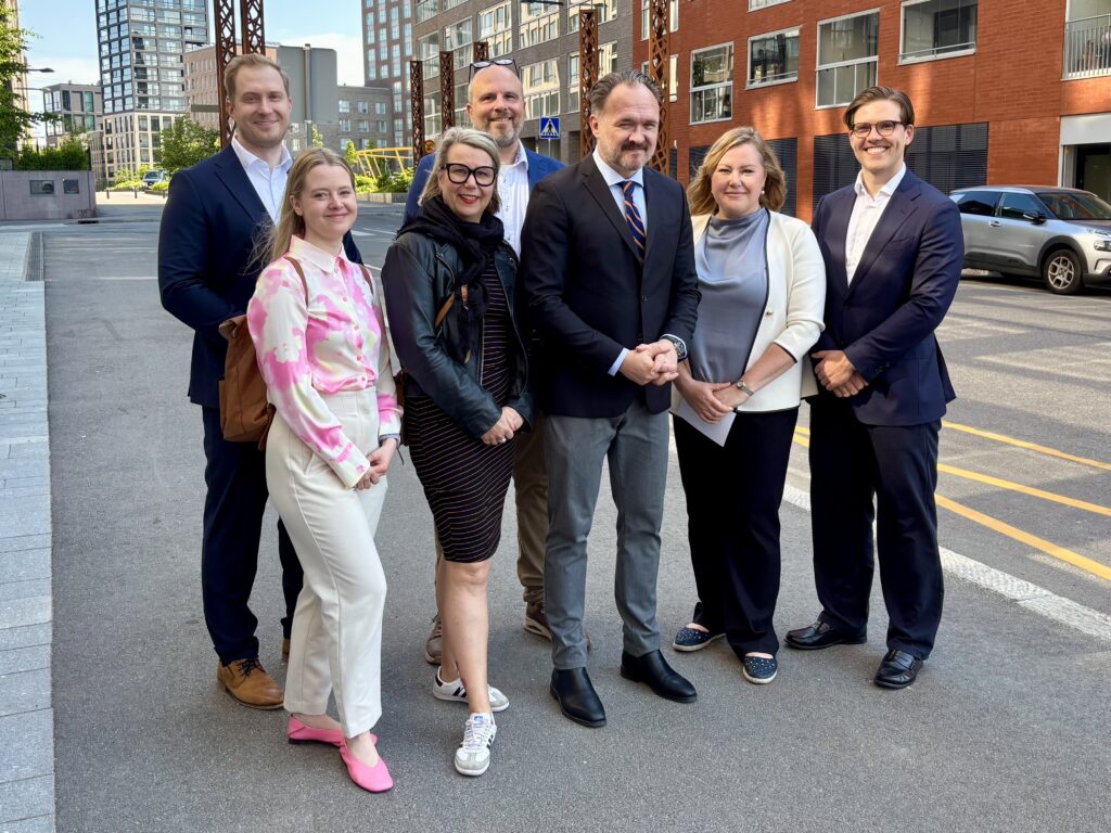 Kuvassa vasemmalta Helsingin kaupungin asumispalvelupäällikkö Oscar Ailio, kehittämispäällikkö Mirka Järvinen, kaupunkiympäristön apulaispormestari Johanna Laisaari, maankäyttöjohtaja Rikhard Manninen, EU:n energia- ja asuntokomissaari Dan Jørgensen, Hekan toimitusjohtaja Maria Aspala ja Hekan hallituksen puheenjohtaja Maximilian Rewell.