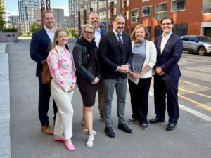 Kuvassa vasemmalta Helsingin kaupungin asumispalvelupäällikkö Oscar Ailio, kehittämispäällikkö Mirka Järvinen, kaupunkiympäristön apulaispormestari Johanna Laisaari, maankäyttöjohtaja Rikhard Manninen, EU:n energia- ja asuntokomissaari Dan Jørgensen, Hekan toimitusjohtaja Maria Aspala ja Hekan hallituksen puheenjohtaja Maximilian Rewell.