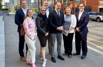 Kuvassa vasemmalta Helsingin kaupungin asumispalvelupäällikkö Oscar Ailio, kehittämispäällikkö Mirka Järvinen, kaupunkiympäristön apulaispormestari Johanna Laisaari, maankäyttöjohtaja Rikhard Manninen, EU:n energia- ja asuntokomissaari Dan Jørgensen, Hekan toimitusjohtaja Maria Aspala ja Hekan hallituksen puheenjohtaja Maximilian Rewell.