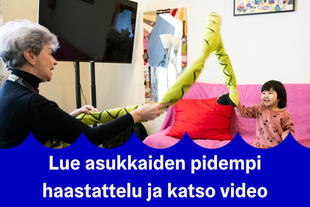 Nainen ja lapsi leikkivät perhokäärmeellä. Kuvan päällä teksti: Lue asukkaiden pidempi haastattelu ja katso video.