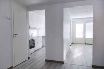 Näkymä asunnosta: käynti keittiöön ja asuinhuoneeseen.