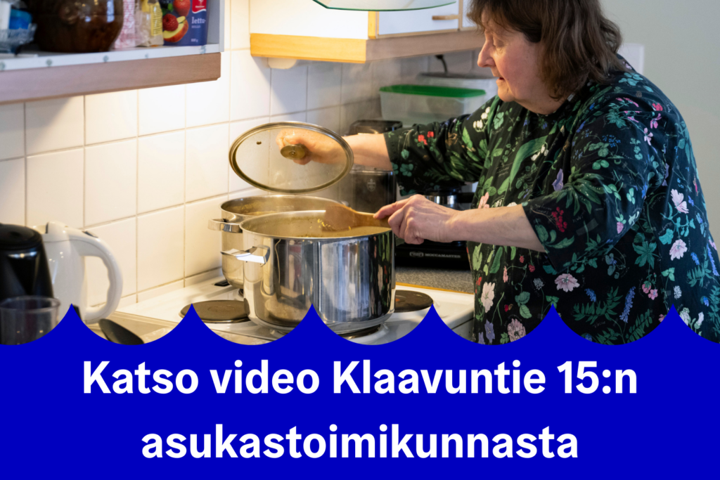 Nainen sekoittaa kattilassa olevaa ruokaa. Kuvan päällä teksti: Katso video Klaavuntie 15:n asukastoimikunnasta.