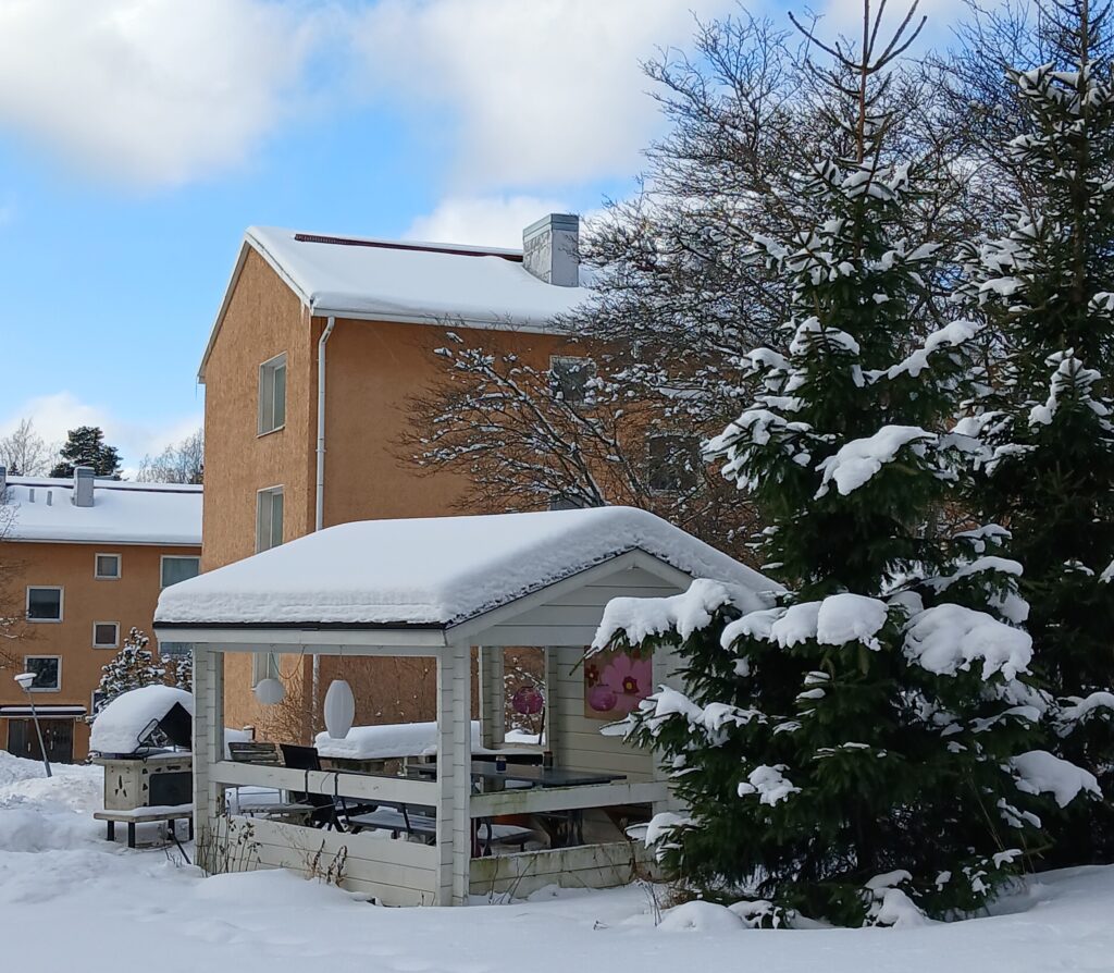 Oleskelukatos kerrostalon pihalla.