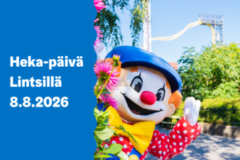 Linnanmäen maskottihahmo Rolle-pelle vilkuttaa iloisesti kameralle kukkien vieressä. Vasemmalla sinisellä taustalla teksti: ”Heka-päivä Lintsillä 8.8.2026”. Taustalla näkyy Linnanmäen laitteita ja vihreää puustoa.