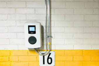 Sähköauton latauspiste Hekan autohallissa.