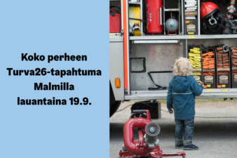 Lapsi tutustuu paloauton pelastuskalustoon. Kuvassa mainostetaan koko perheen Turva26-tapahtumaa Malmilla lauantaina 19.9.
